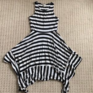 Fun material light weight dress.